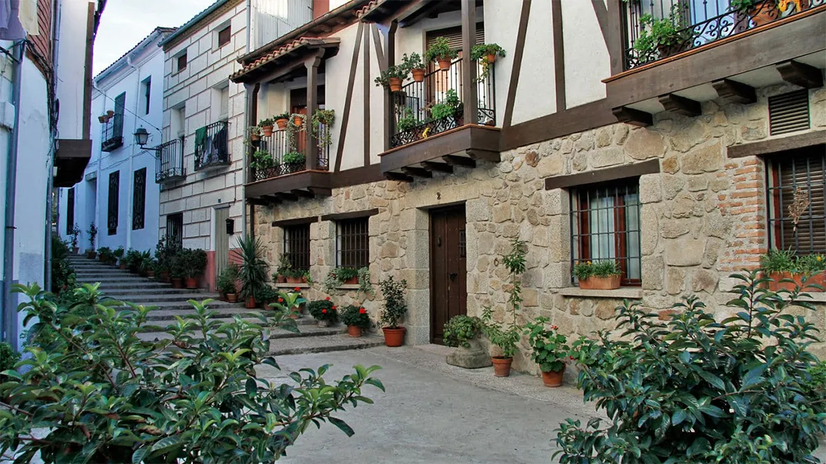 Qué ver en Candeleda, el pueblo al sur de Gredos donde el tiempo pasa más lento entre agua y monte 1 Qué ver en Candeleda, el pueblo al sur de Gredos donde el tiempo pasa más lento entre agua y monte