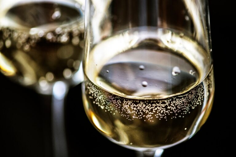 Dom Pérignon y el descubrimiento accidental del champagne: La bebida que brilla como las estrellas 18 champagne