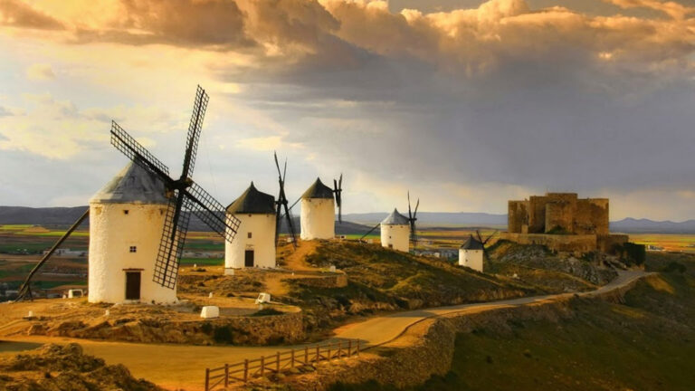 Estos son los pueblos más famosos de España (y por qué atraen a miles cada año) 4 consuegra Toledo