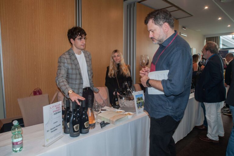L'Italia del Pinot Nero: el éxito de un evento que celebra la elegancia y complejidad del vino italiano 14 degustazione min