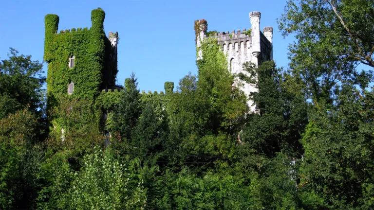 El castillo escondido entre árboles en una villa termal de Asturias que no se puede visitar por dentro 7 El castillo escondido entre árboles en una villa termal de Asturias que no se puede visitar por dentro