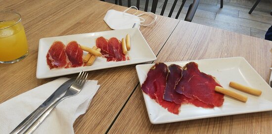 El Trotamundos: Un rincón acogedor para saborear el mejor jamón en El Puerto 1 el trotamundos