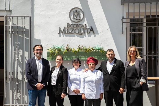 Bodegas Mezquita | Cruz del Rastro: Sabores auténticos en el corazón de Córdoba 48 equipo de bodegas mezquita