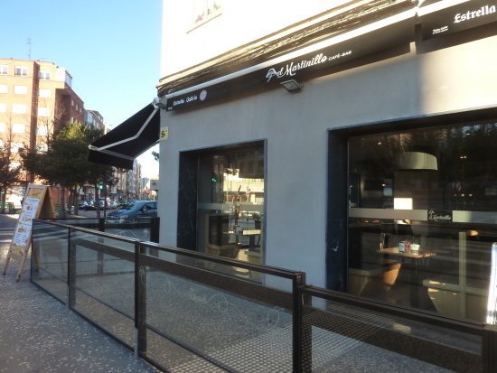 Bar El Martinillo: Sabor y calidez en cada tostada en Burgos 1 fachada al bulevar