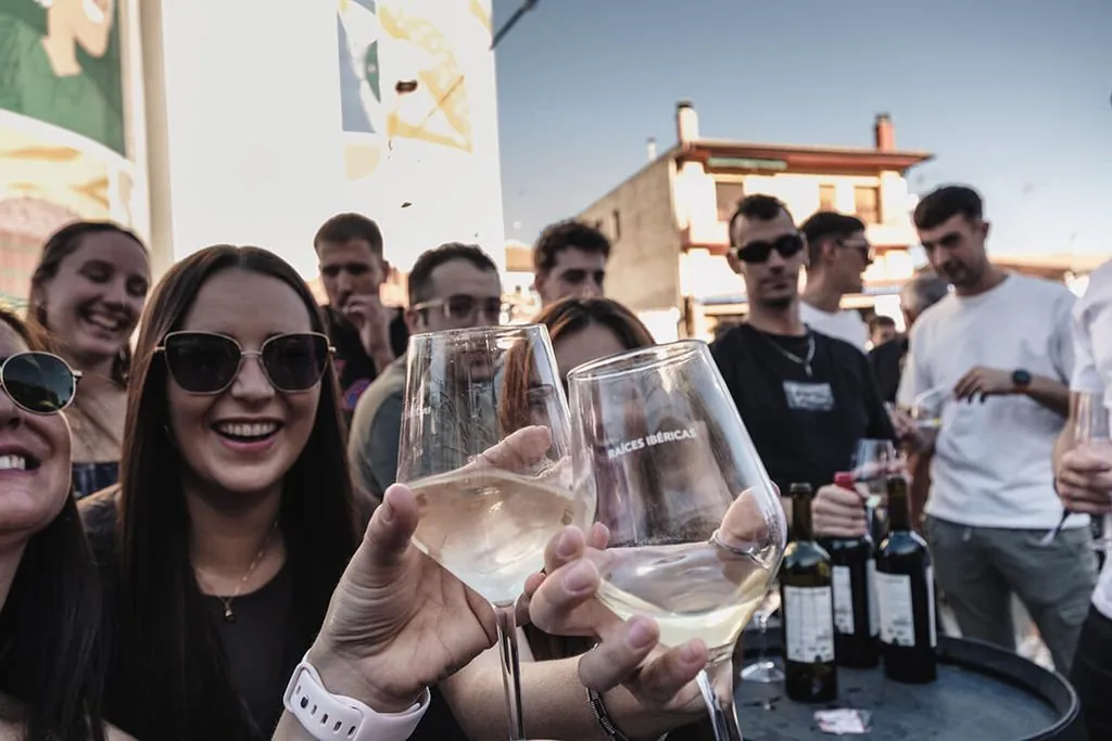 Raíces Ibéricas recauda casi 10.000 euros en su Fiesta de la Vendimia para donarlos a Viu Autisme 5 fiesta vendimia ri 01 2