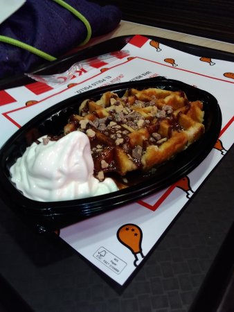 KFC Montera: Disfruta del auténtico pollo crujiente en el corazón de Madrid, donde la tradición se une a la modernidad en un ambiente acogedor y vibrante 1 gofre ideal para el postre