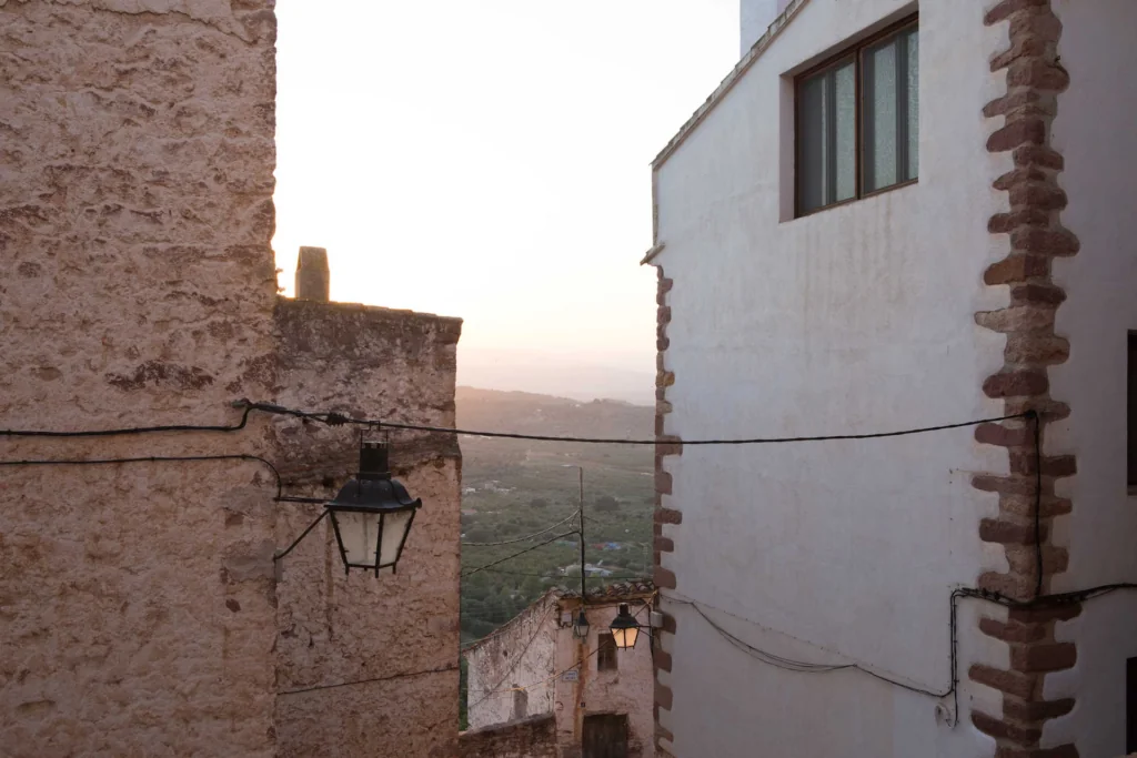 Vilafamés, el pueblo con una roca imposible y un casco histórico que parece un museo al aire libre 4 image 106