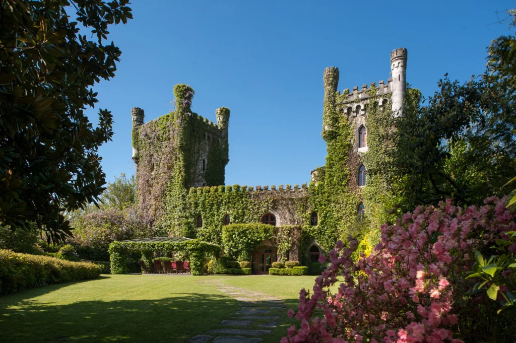 El castillo escondido entre árboles en una villa termal de Asturias que no se puede visitar por dentro 2 image 107