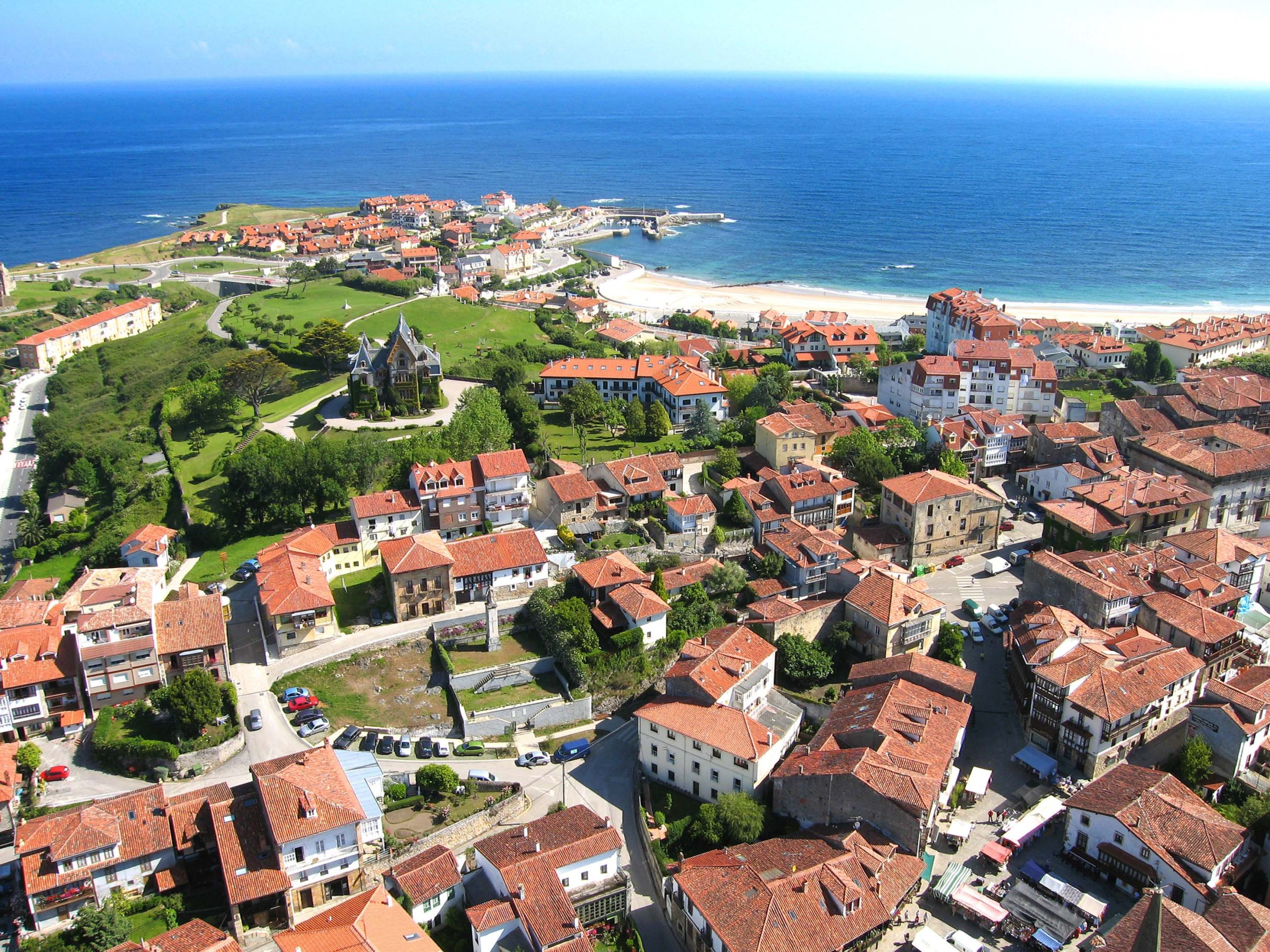 Ni Cadaqués ni Santillana del Mar: el pueblo cántabro más bonito para visitar tiene playa y obras de Gaudí 1 Comillas