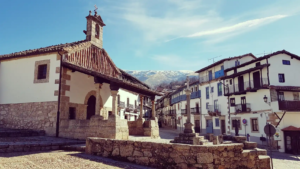 El pequeño pueblo de Salamanca donde el agua baja por las calles y las puertas son de madera a media altura