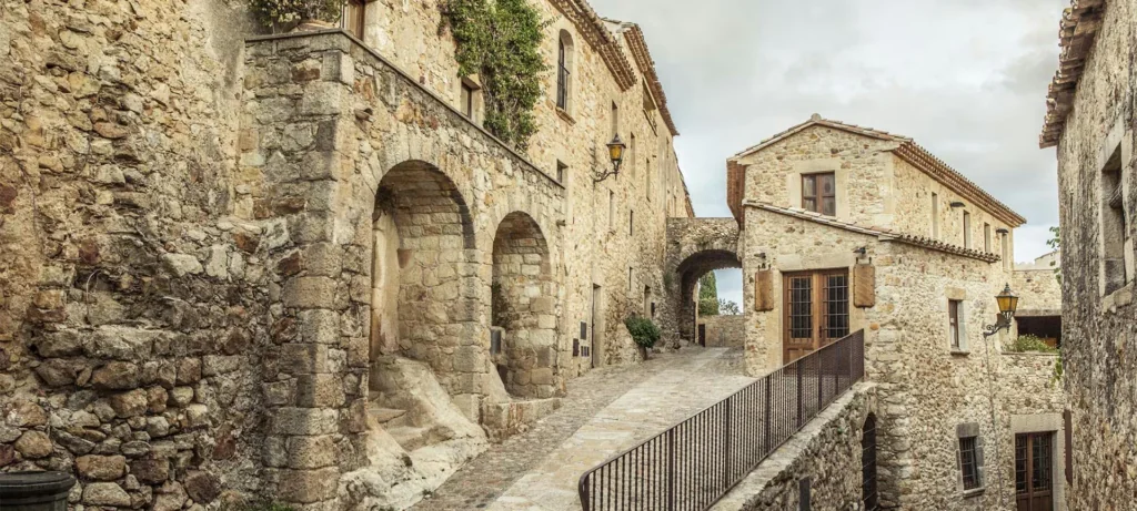 El pueblo de Girona que parece la Toscana y está a menos de 90 minutos de Barcelona 2 Pals, en el Baix Empordà