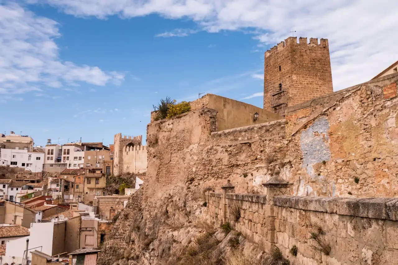 Ni Valencia ni Alicante: la ciudad con "el mejor arroz del mundo" está bajo un castillo del siglo X y celebra su gran cita este octubre 1 El castillo medieval de este pueblo de València no está abandonado: lo han «okupado» los vecinos