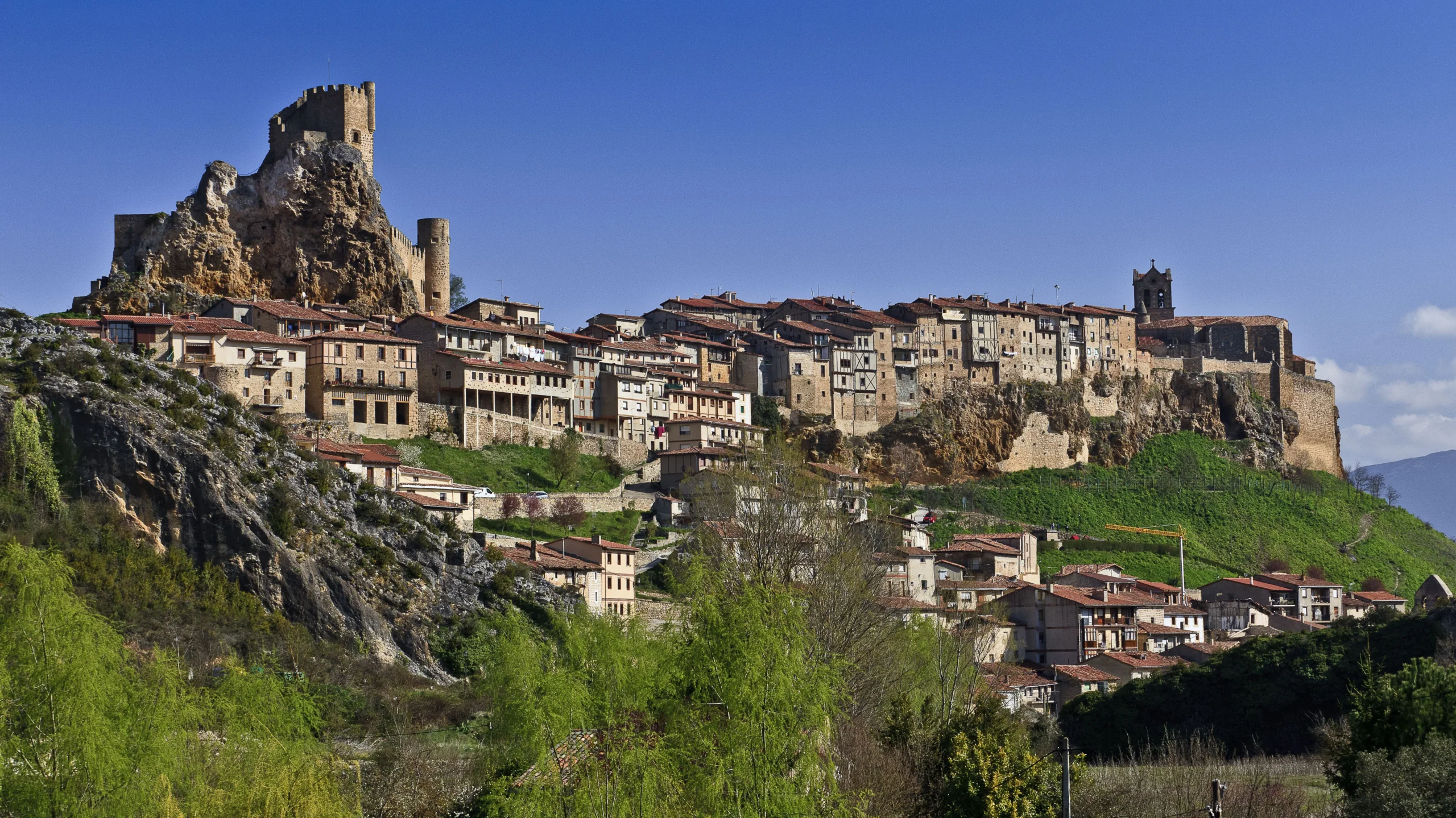 Qué ver en Frías, el pequeño pueblo medieval de Burgos que aún conserva su título de ciudad 1 Frías