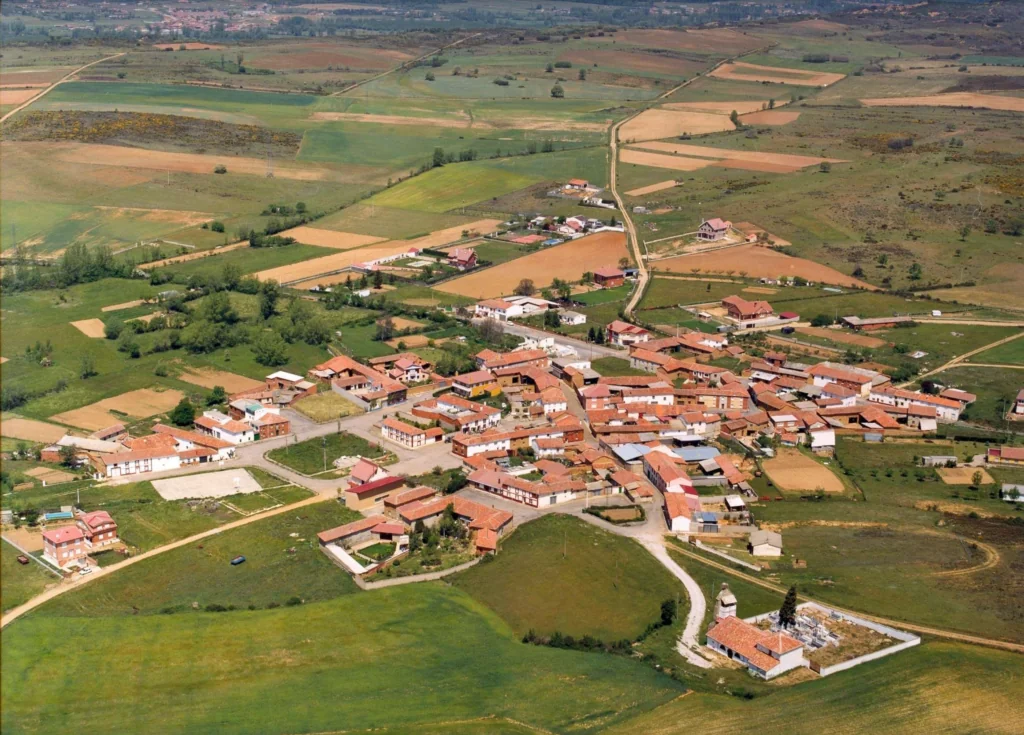 El remoto pueblo leonés donde vive Jesús Calleja: menos de 400 vecinos y encaramado a un cerro 3 image 246