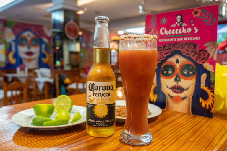 El restaurante mexicano de Fuengirola que arrasa en TikTok: tacos a 1 euro, costra de queso y el cóctel Cheeechos