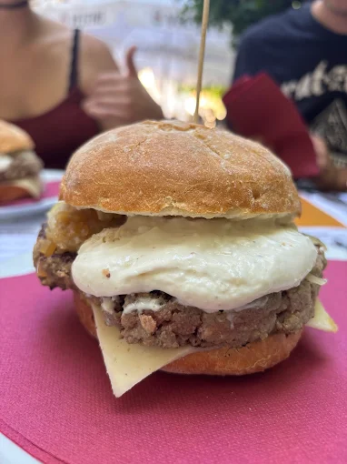 Txiritinga: el restaurante de las hamburguesas espectaculares y la terraza perfecta que arrasa en redes 2 image 427