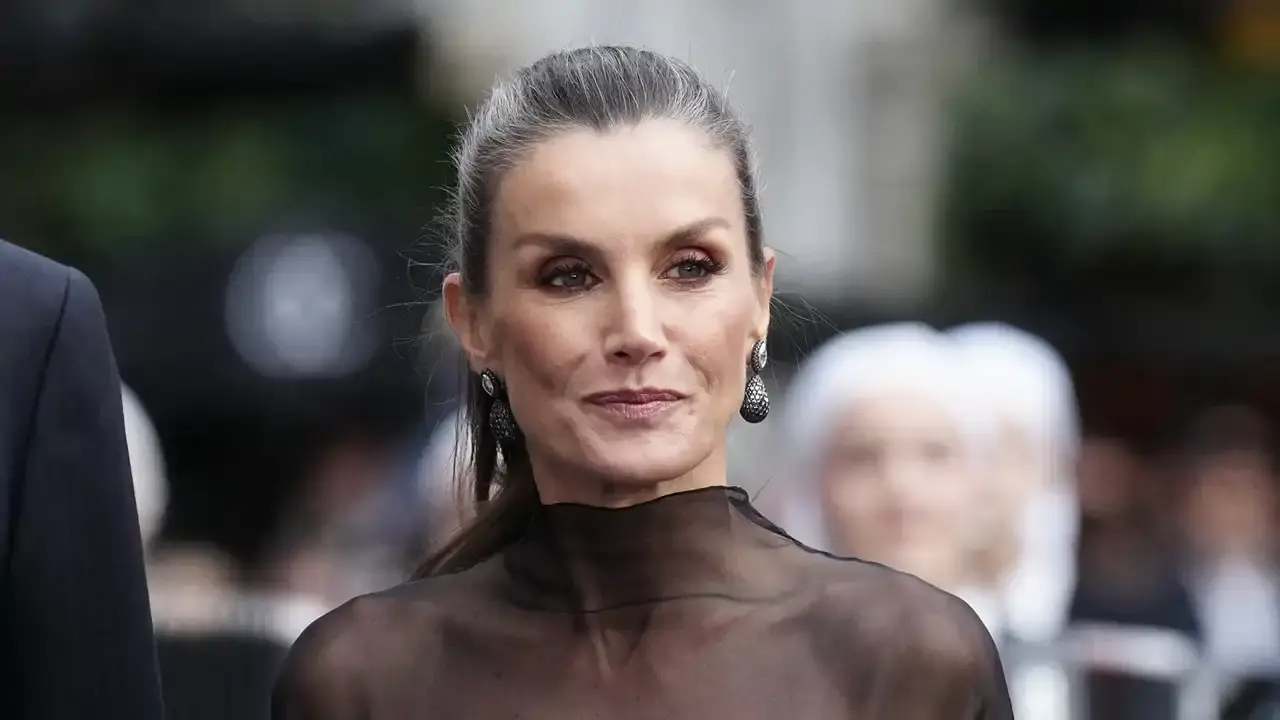 El refugio secreto de la reina Letizia en Asturias: el pueblo de 45 vecinos entre dinosaurios, palacios indianos y acantilados del "infierno" 1 Letizia Ortiz