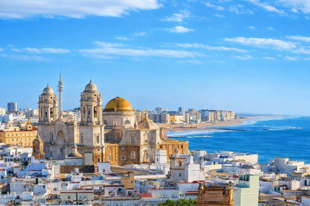 La ciudad más antigua de España es ideal para Semana Santa: la llaman la “Sirena del Océano” y tiene un teatro romano junto al mar 2 image 580