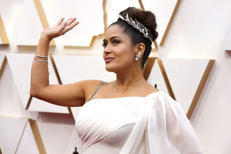 El truco definitivo de Salma Hayek para adelgazar sin pisar el gimnasio: solo requiere 5 minutos 2 Salma Hayek