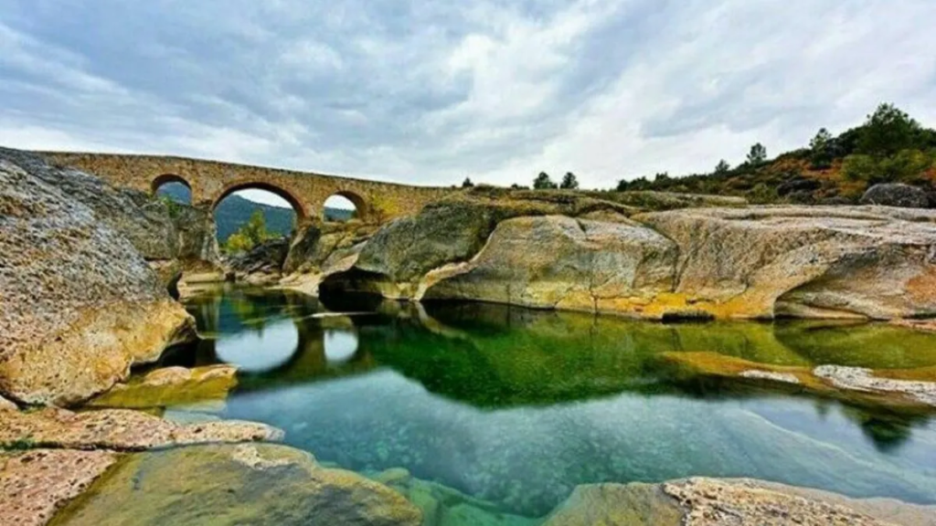 El pueblo de Teruel donde bañarse en aguas turquesas con vistas a un imponente puente de piedra 2 image 749