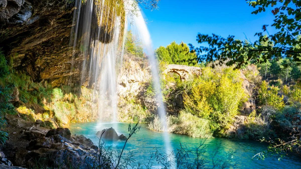 El pueblo de Teruel donde bañarse en aguas turquesas con vistas a un imponente puente de piedra 1 El pueblo de Teruel donde bañarse en aguas turquesas con vistas a un imponente puente de piedra
