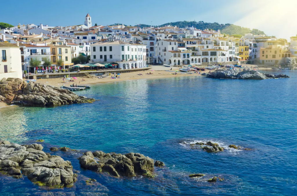 El pueblo que inspiró la canción 'Mediterráneo' de Joan Manuel Serrat: un puerto pesquero de casas blancas asomadas a calas de cuento 3 Calella de Palafrugell es un precioso pueblo de la Costa Brava. / Istock