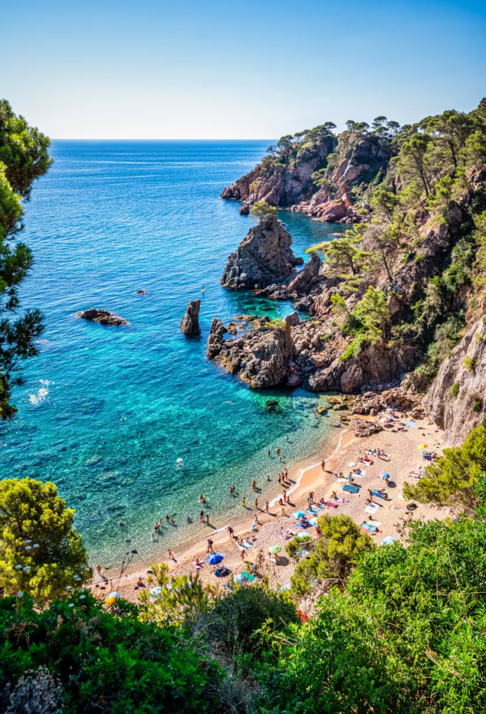 El pueblo que inspiró la canción 'Mediterráneo' de Joan Manuel Serrat: un puerto pesquero de casas blancas asomadas a calas de cuento 2 Cala el Golfet, Calella de Palafruguell. / Istock