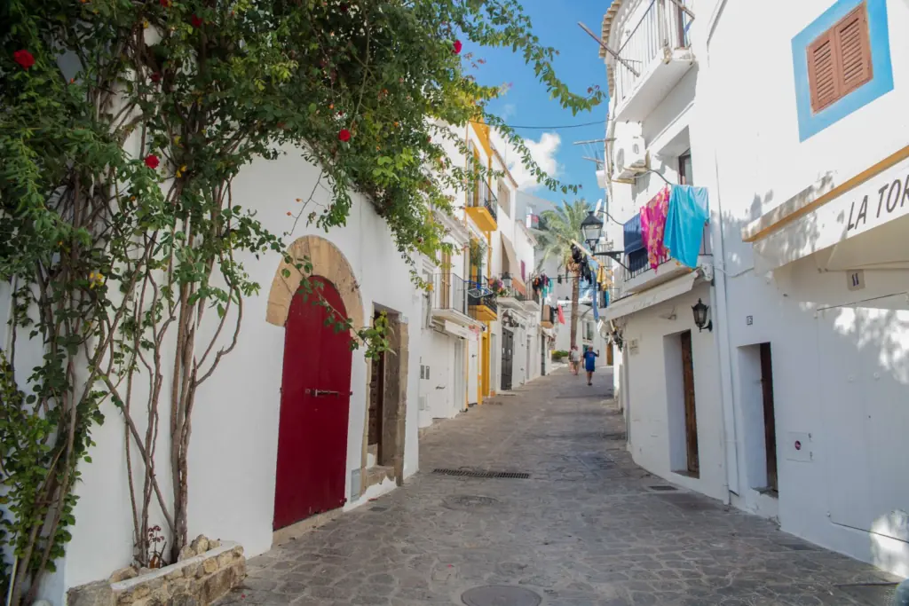 El pueblo medieval oculto en el Mediterráneo que Tamara Falcó ha elegido para escapar del turismo masificado este verano 2 Dalt Vila