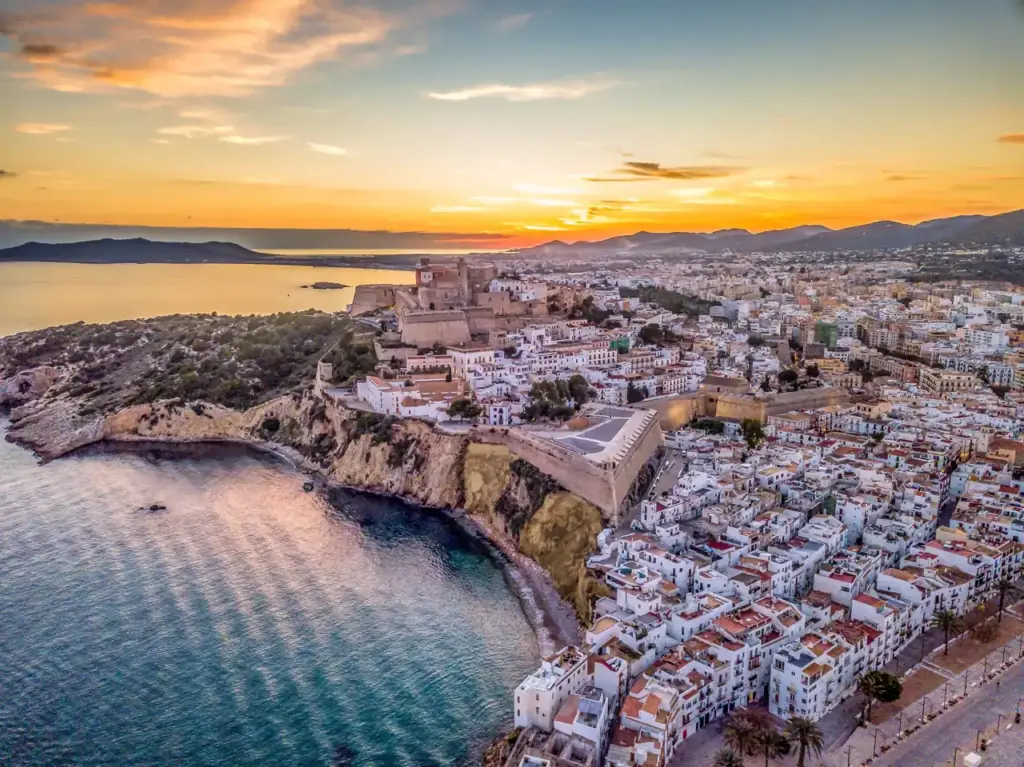 El pueblo medieval oculto en el Mediterráneo que Tamara Falcó ha elegido para escapar del turismo masificado este verano 3 Dalt Vila