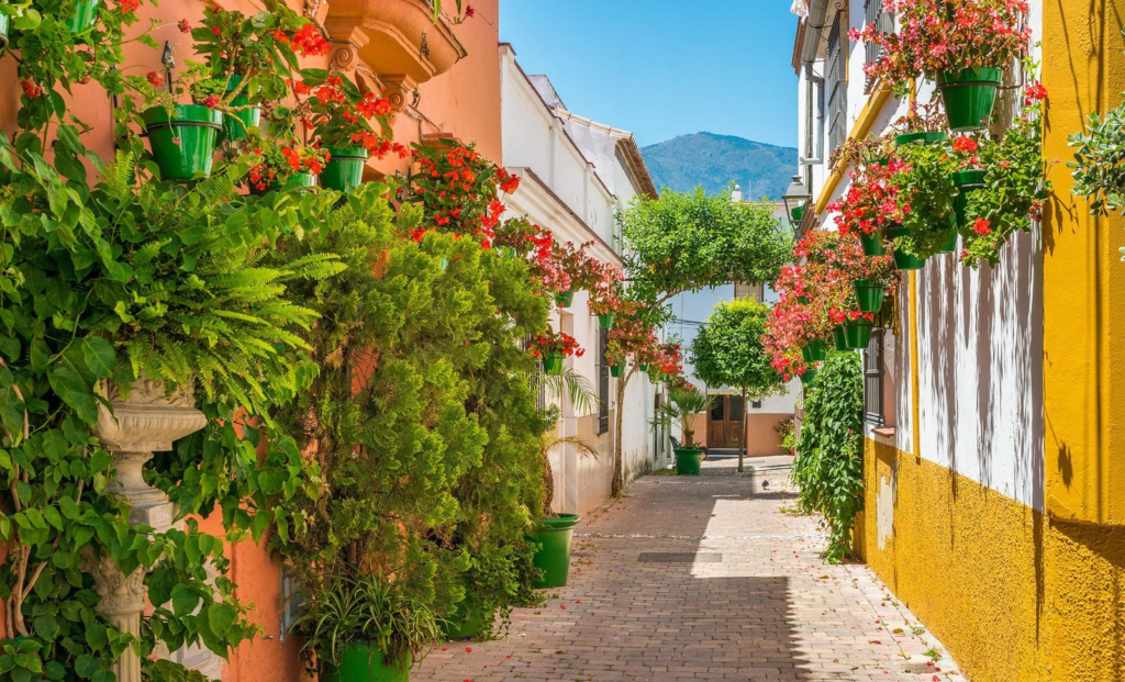 El pueblo secreto de Ana Mena que esconde el jardín más espectacular de Europa y playas vírgenes a precio de ganga 2 image 769