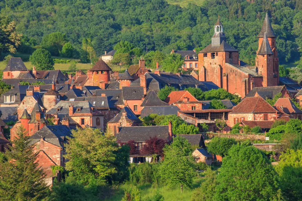 El pueblo francés de color rojo sangre que esconde 25 torres: el secreto medieval que debes visitar este verano 2 Collonges-la-Rouge