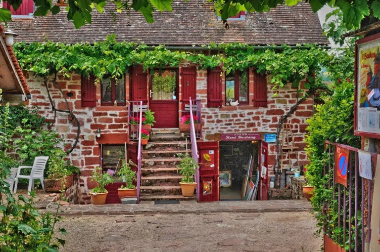 El pueblo francés de color rojo sangre que esconde 25 torres: el secreto medieval que debes visitar este verano 9 Collonges-la-Rouge