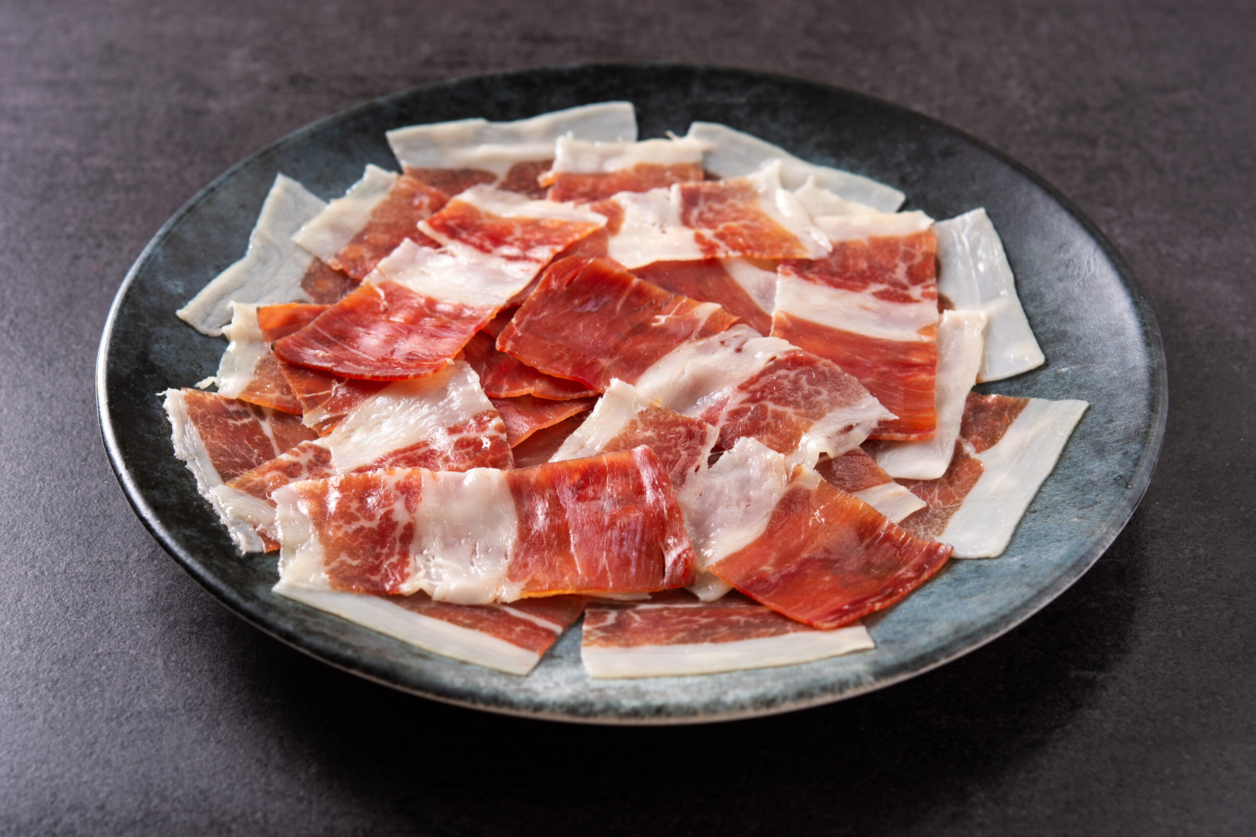 El paraíso del jamón ibérico está en este pueblo de Salamanca: 150 fábricas y catas que no olvidarás 1 jamón ibérico