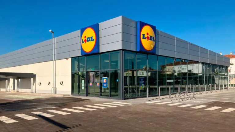Aterriza en Lidl el botellero más barato: de madera por 8,49 € y para 12 botellas