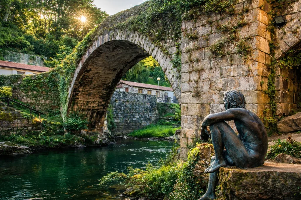 Puente antiguo sobre río verde