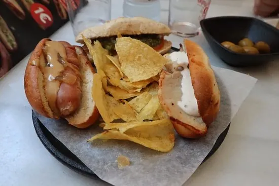 100 Montaditos – Félix Valverde: Saborea la tradición en el corazón de Mérida