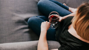 Viña Magaña Reserva: el tinto de Navarra con dos años de roble francés y carácter propio 10 mujer con vino tinto