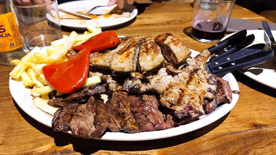 La Cueva del Cura: Sabores auténticos en un encantador refugio subterráneo 20 parrillada para dos