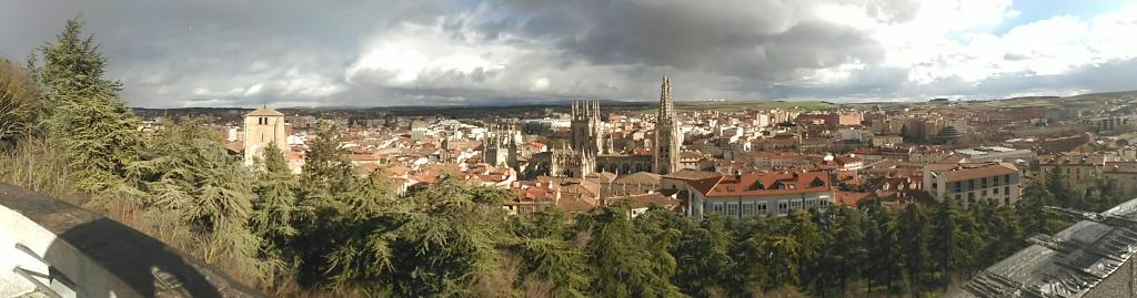 Mirador del Castillo: Disfruta de la mejor vista de Burgos mientras saboreas exquisitos platos españoles 1 preciosas vistas