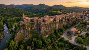 El pueblo de Cataluña construido al borde del abismo que pone a prueba tu vértigo y tus sentidos