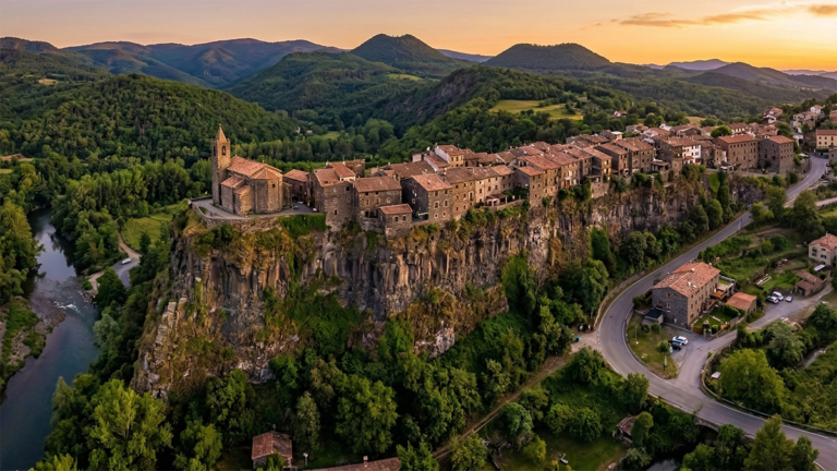 El pueblo de Cataluña construido al borde del abismo que pone a prueba tu vértigo y tus sentidos 3 pueblo español construido al borde del abismo