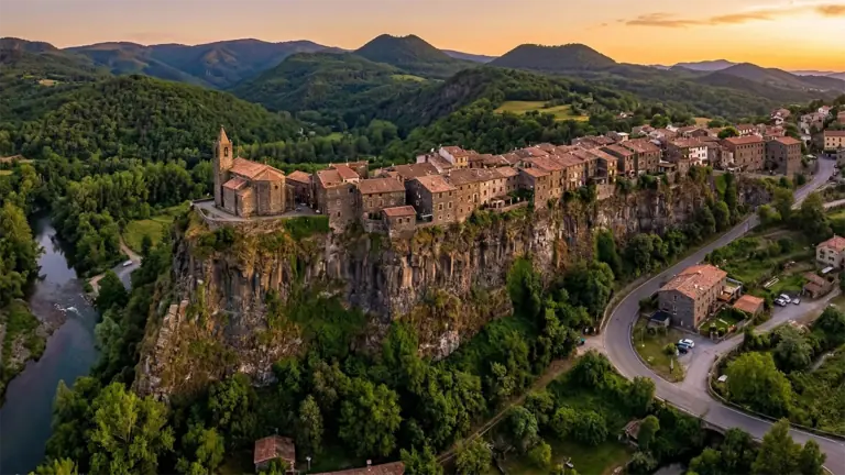 pueblo español construido al borde del abismo