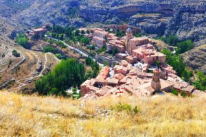Laguardia: el pueblo medieval que guarda el secreto del vino bajo tierra