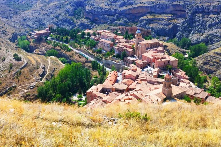 Laguardia: el pueblo medieval que guarda el secreto del vino bajo tierra