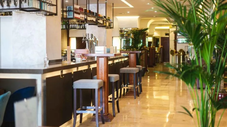 Frituras impecables, marisco fresco y arroz: el restaurante de 60 € que traslada Andalucía a Madrid