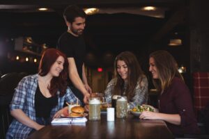 Este es el restaurante de carretera en la A-4 que ha enamorado a los viajeros: cocina casera a buen precio 6 restaurantes 17