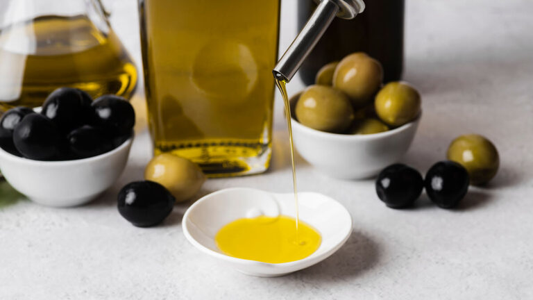 surtido de primer plano de aceitunas organicas y aceite