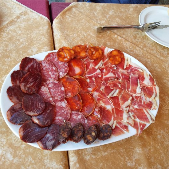 Restaurante El Ruedo: Sabor excepcional en Candelario con encantadora terraza 35 tabla de ibericos