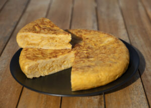 tortilla espanola en plato alto angulo