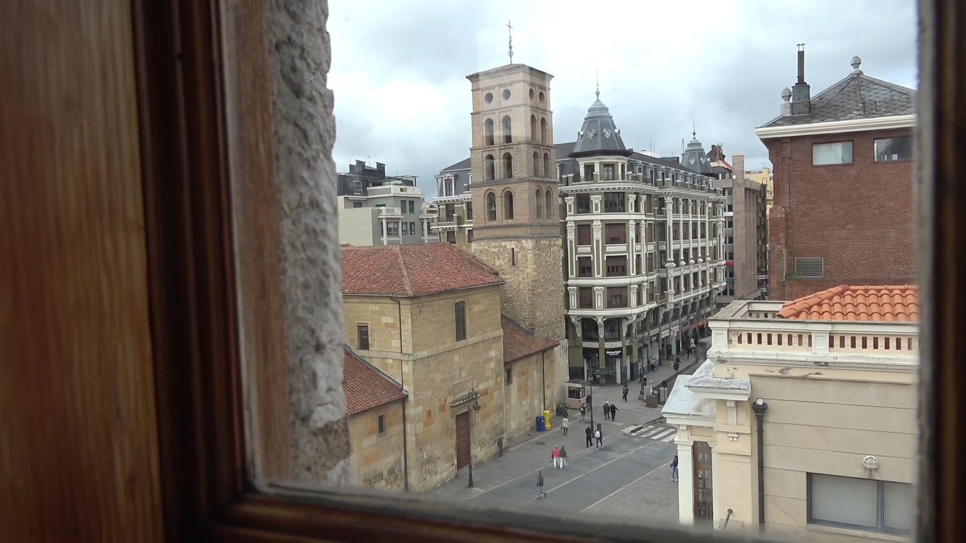 León